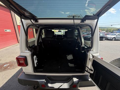 Used 2018 Jeep Wrangler Unlimited Sahara w/ LED Lighting Group AWD/4WD image 28
