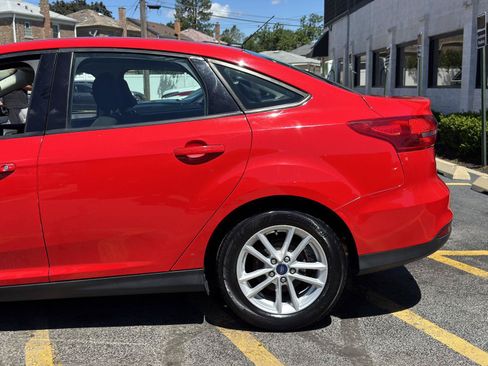 Used 2017 Ford Focus SE FWD image 3