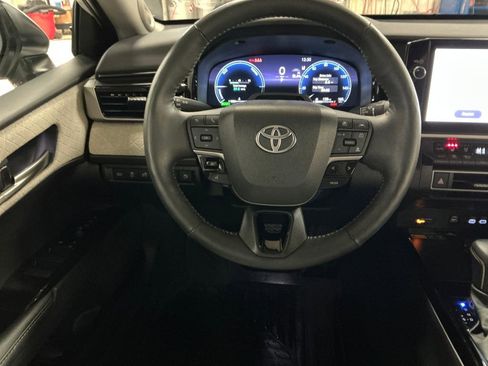 Used 2025 Toyota Camry XLE image 13