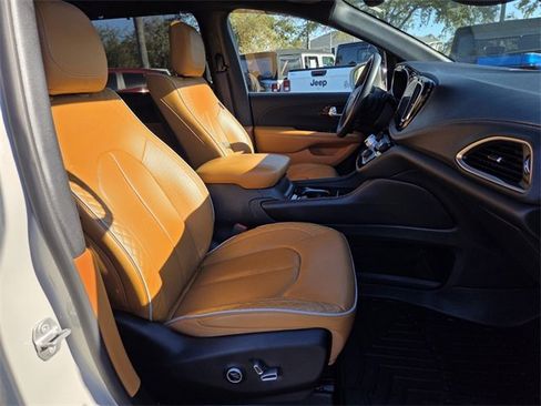 Used 2021 Chrysler Pacifica Pinnacle image 24