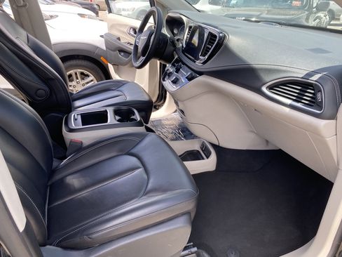 Used 2023 Chrysler Pacifica Touring-L FWD image 22