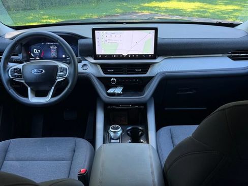 Used 2025 Ford Explorer Active AWD/4WD image 8