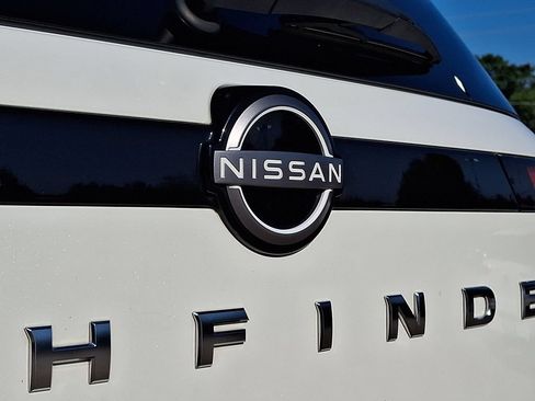 Used 2022 Nissan Pathfinder SL AWD/4WD image 32