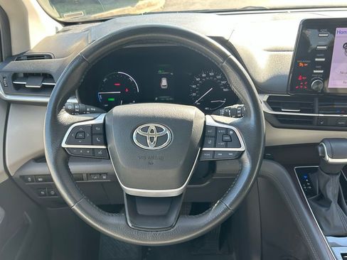 Used 2024 Toyota Sienna XLE image 18