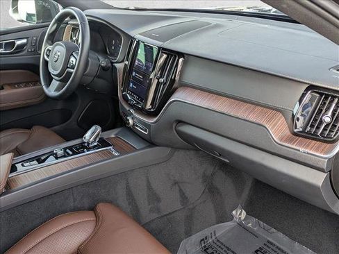 Used 2022 Volvo XC60 B5 Inscription image 23