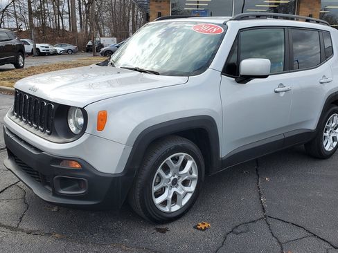 Used 2018 Jeep Renegade Latitude image 2
