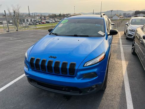Used 2018 Jeep Cherokee Limited w/ Technology Group image 2