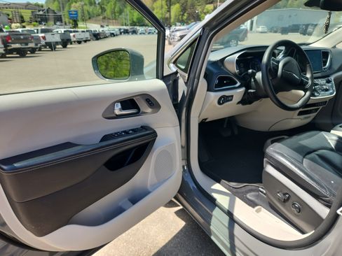 Used 2022 Chrysler Pacifica Touring-L FWD image 20
