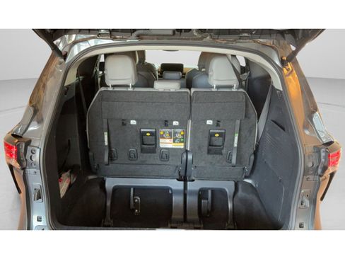Certified 2025 Toyota Sienna XLE FWD image 31