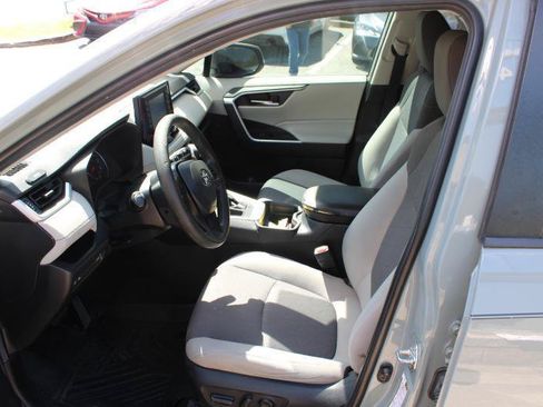 Used 2020 Toyota RAV4 XLE w/ Convenience Package FWD image 11