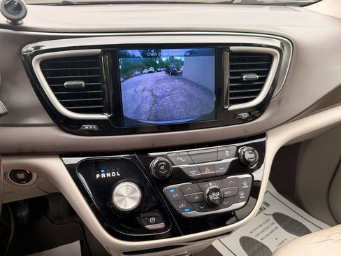 Used 2017 Chrysler Pacifica Touring-L w/ Tire & Wheel Group FWD image 29