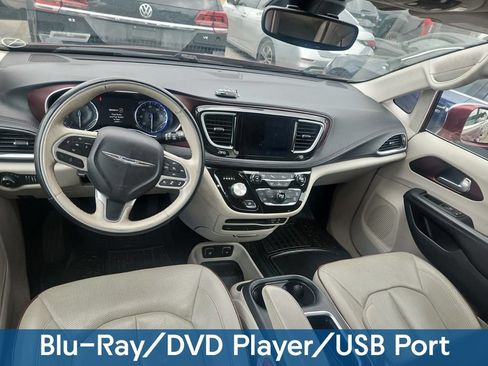 Used 2017 Chrysler Pacifica Limited w/ UConnect Theater Package FWD image 13