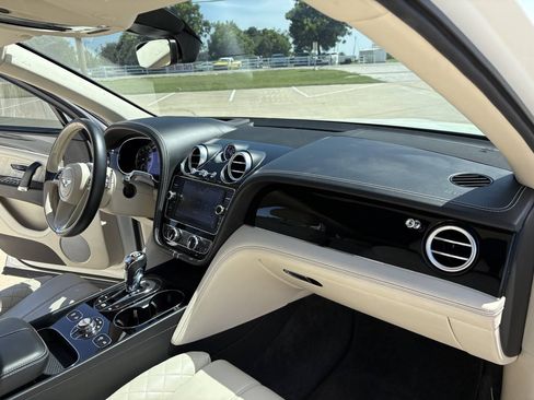 Used 2017 Bentley Bentayga AWD/4WD image 19