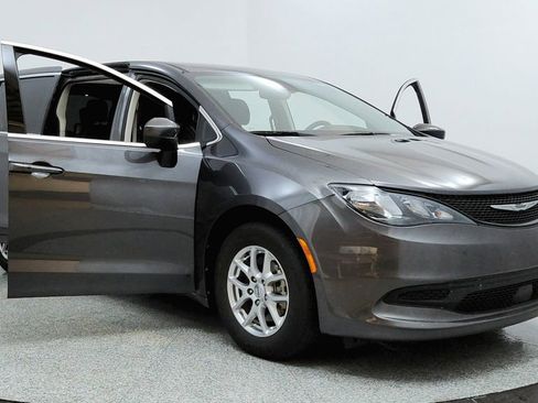 Used 2023 Chrysler Voyager LX image 12