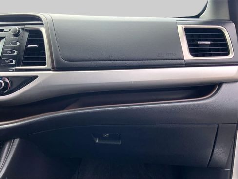 Used 2016 Toyota Highlander LE FWD image 18