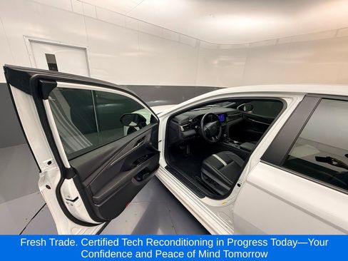 Used 2025 Toyota Camry SE image 7