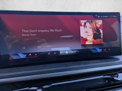 Used 2025 BMW X7 xDrive40i w/ Premium Package image 12