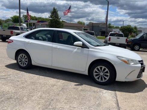 Used 2017 Toyota Camry LE FWD image 2