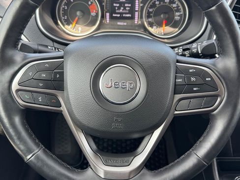 Used 2020 Jeep Cherokee Latitude Plus w/ Cold Weather Group AWD/4WD image 11