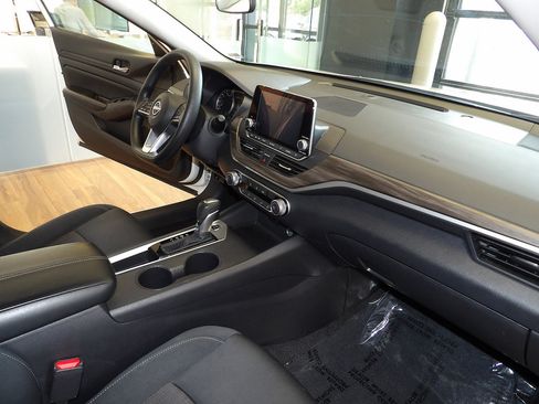 Used 2025 Nissan Altima 2.5 SV FWD image 13