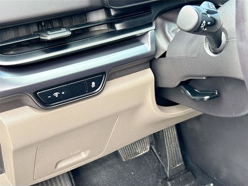 Used 2025 Kia Carnival FWD image 10