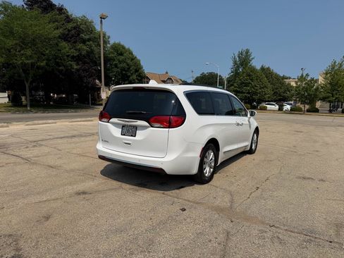 Used 2017 Chrysler Pacifica Touring-L FWD image 7