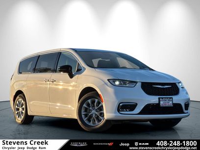 New 2026 Chrysler Pacifica Select