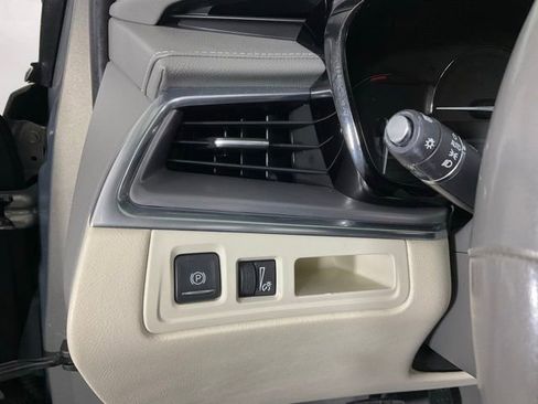 Used 2018 Cadillac XT5 Luxury w/ Driver Awareness Package image 18