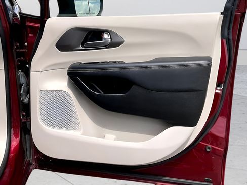 Certified 2023 Chrysler Pacifica Touring-L FWD image 29