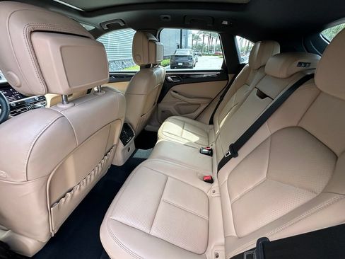 Certified 2024 Porsche Macan AWD/4WD image 39