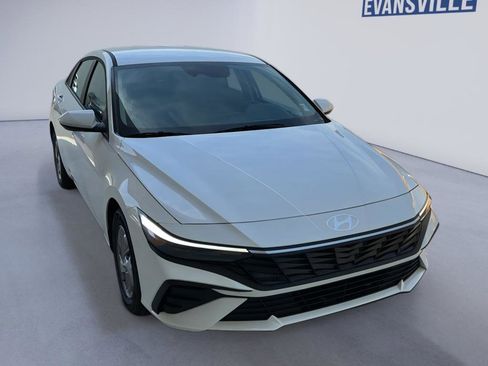 New 2026 Hyundai Elantra SE FWD image 3