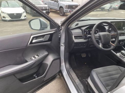 Used 2024 Mitsubishi Outlander SE image 10