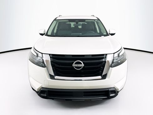 Used 2025 Nissan Pathfinder SV FWD image 2