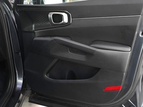 Used 2022 Kia Sorento LX image 9