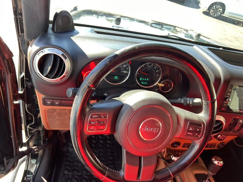 Used 2012 Jeep Wrangler Unlimited Rubicon w/ Connectivity Group AWD/4WD image 26