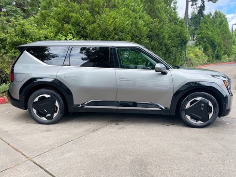 Used 2024 Kia EV9 Land AWD/4WD image 3