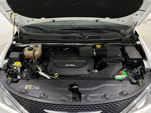 Used 2018 Chrysler Pacifica Limited image 28