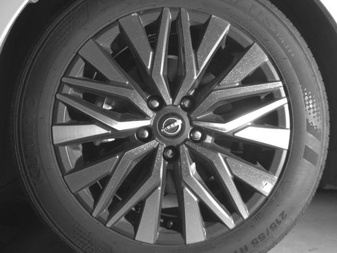 Used 2025 Nissan Altima 2.5 SV FWD image 12