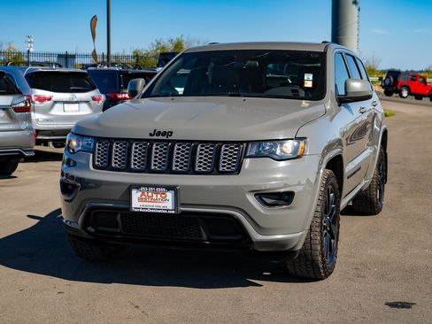 Used 2021 Jeep Grand Cherokee Laredo X image 4