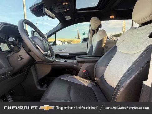 Used 2025 Toyota Sienna Platinum AWD/4WD image 28
