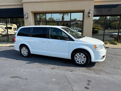 Used 2018 Dodge Grand Caravan SE image 2