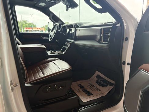 Used 2025 GMC Sierra 2500 Denali Ultimate AWD/4WD image 8