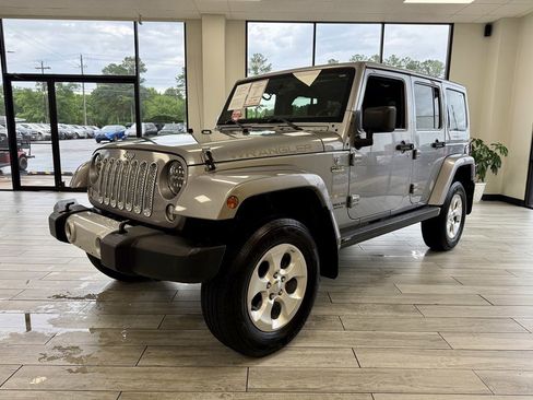 Used 2014 Jeep Wrangler Unlimited Sahara w/ Dual Top Group AWD/4WD image 3
