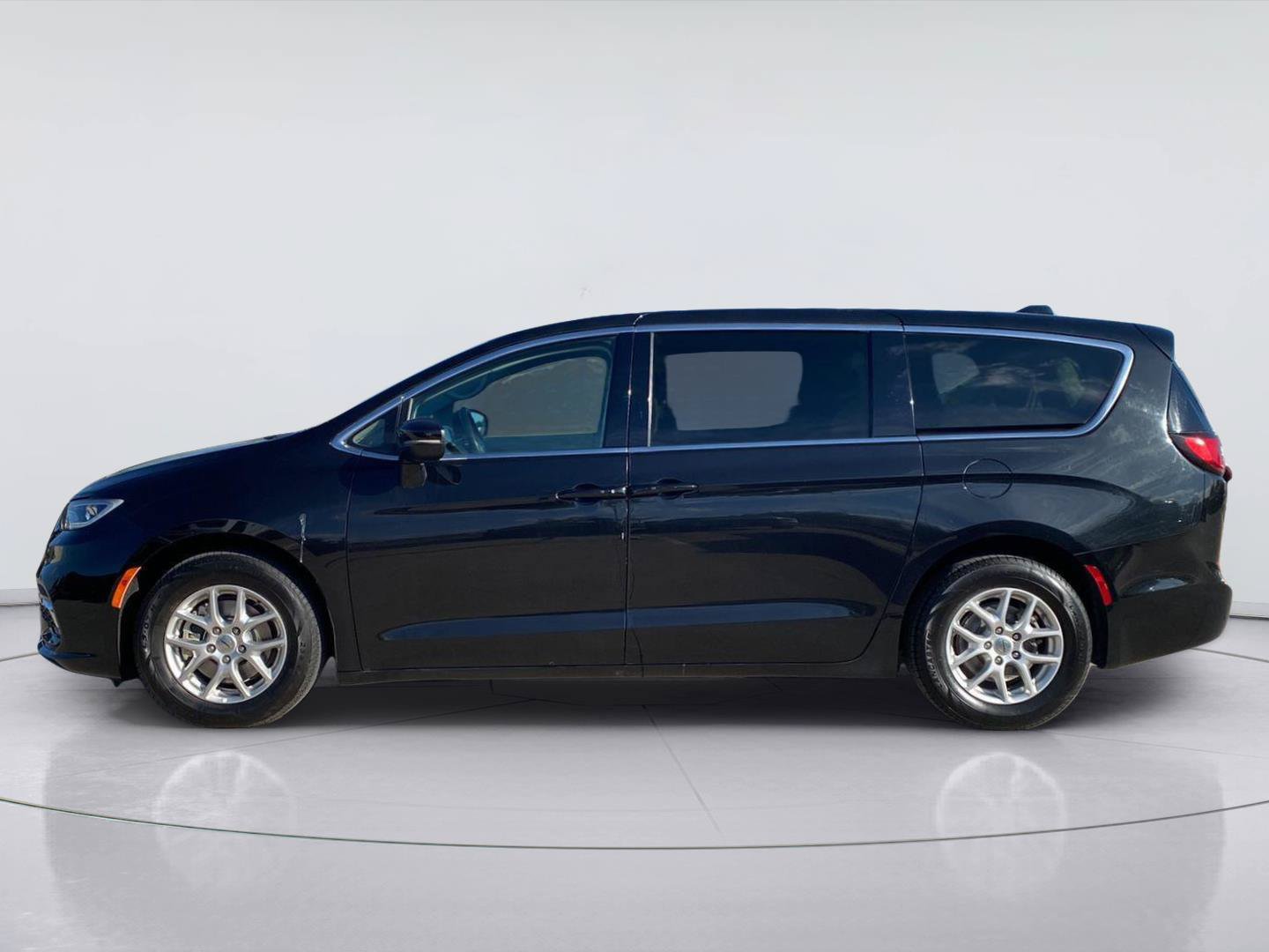 Used 2023 Chrysler Pacifica Touring-L FWD image 3