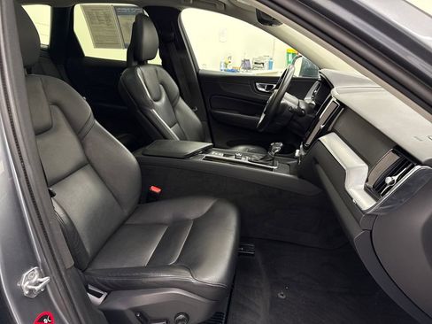 Used 2018 Volvo XC60 T6 Momentum w/ Advanced Package image 23