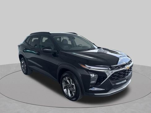 Used 2025 Chevrolet Trax LT FWD image 10