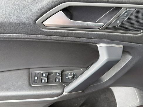 Used 2020 Volkswagen Tiguan SE w/ Panoramic Sunroof Package AWD/4WD image 10