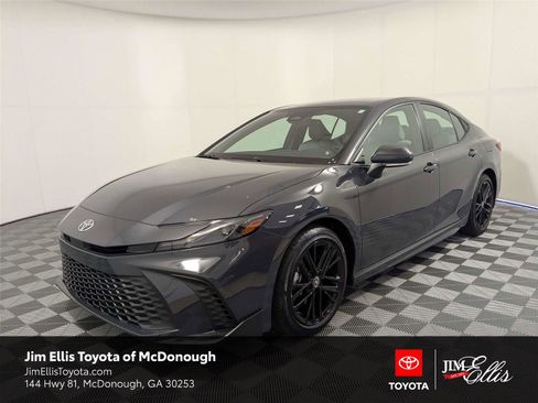 Used 2025 Toyota Camry SE image 1