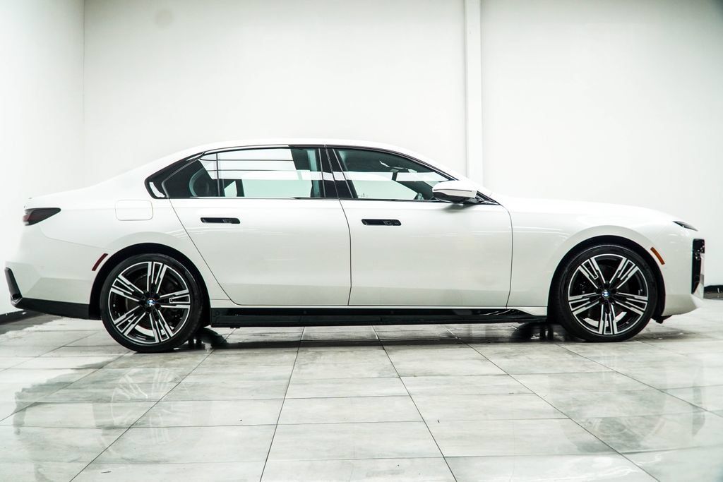 Used 2025 BMW 750e xDrive w/ Executive Package AWD/4WD image 9