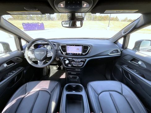 Used 2025 Chrysler Pacifica Select image 15